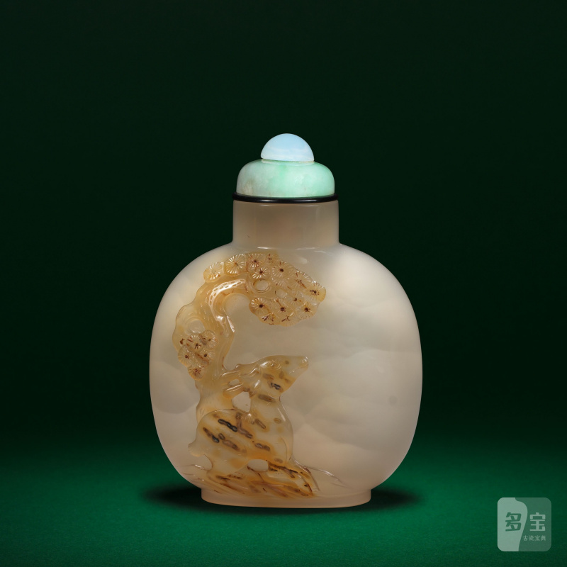 十八/十九世紀 瑪瑙巧雕松鹿紋鼻烟壺 | A CHALCEDONY AGATE 'DEER AND PINE' SNUFF BOTTLE - 图1